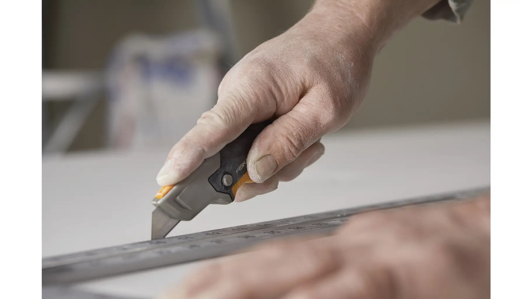 Fiskars CarbonMax Universalmesser mit feststehender Klinge