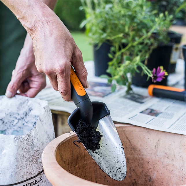 Fiskars Blumenkelle Premium – robuste Pflanzkelle aus Edelstahl mit ergonomischem Griff