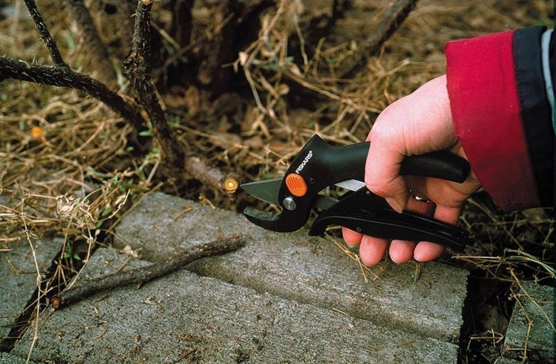 Fiskars P53 PowerLever Amboss-Gartenschere ergonomisch für trockenes Holz bis 20 mm
